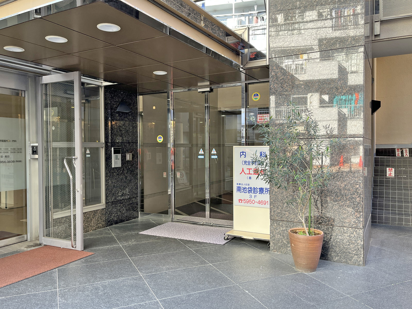 オフィスビル出入口