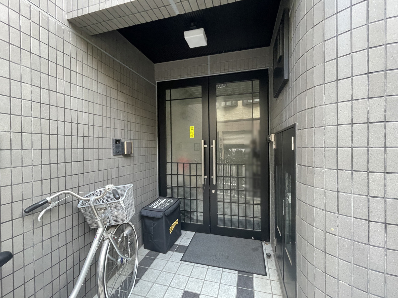 オフィスビル出入口