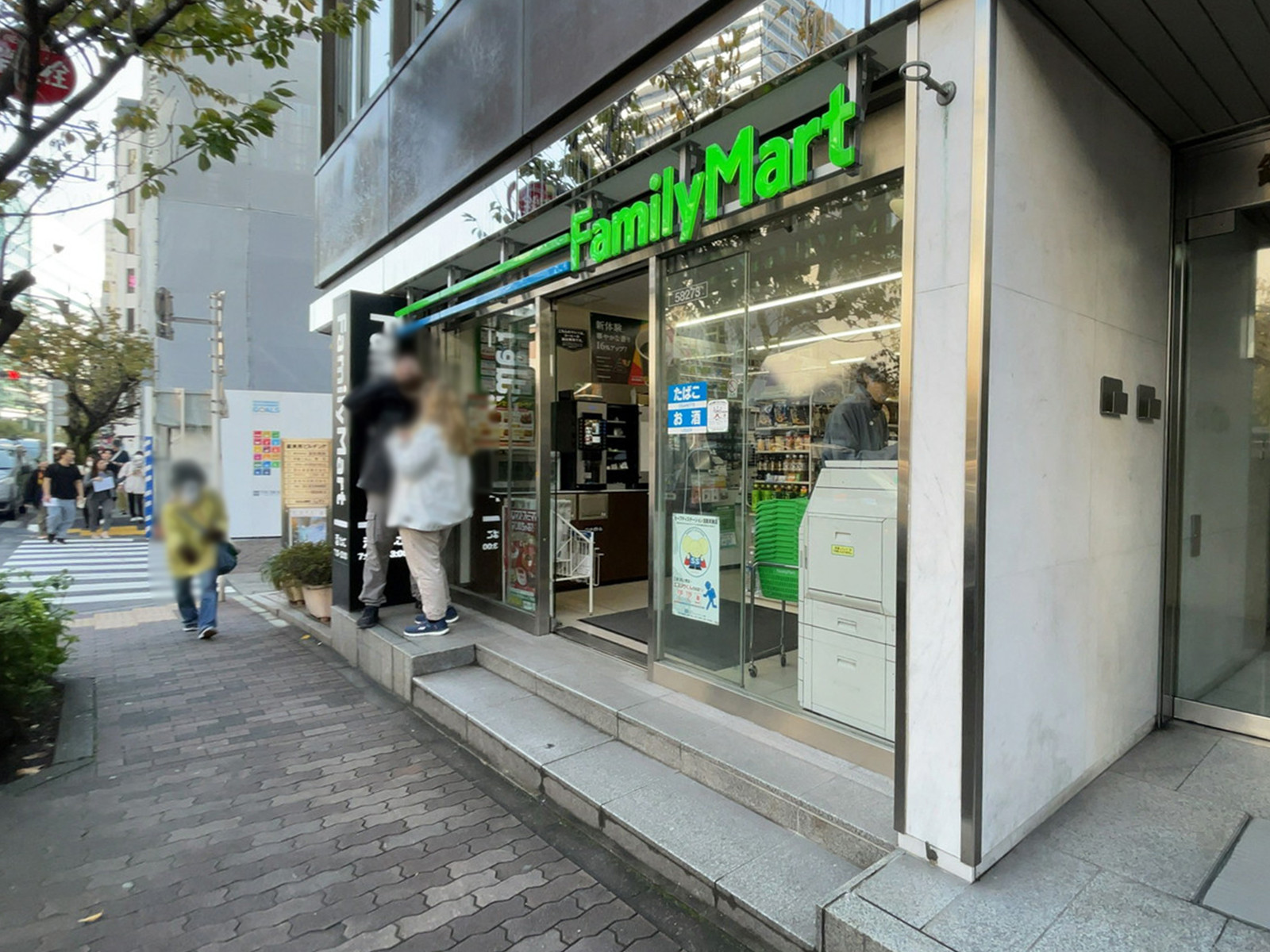 1階のファミリーマート銀座桜通り店