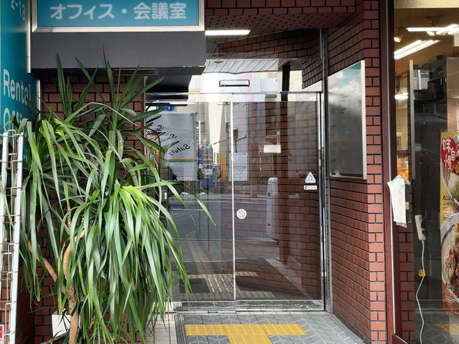 オフィスビル出入口