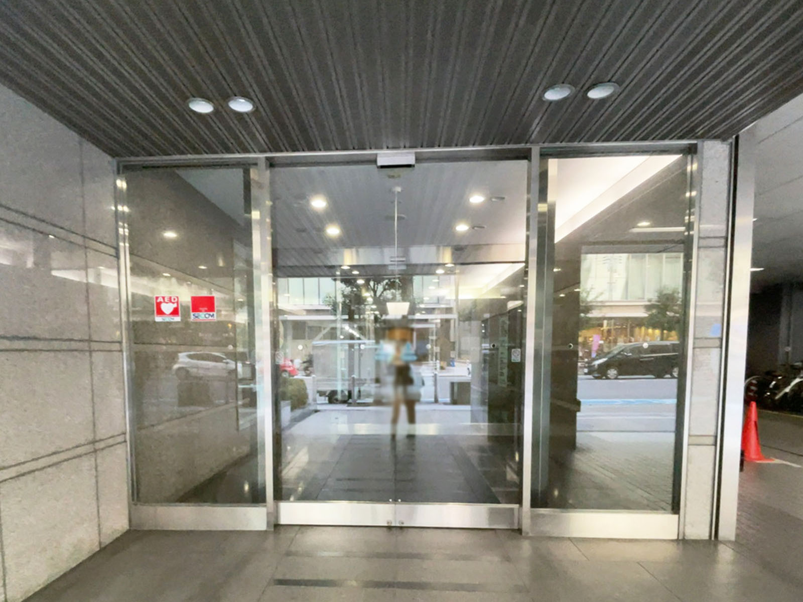 オフィスビル出入口
