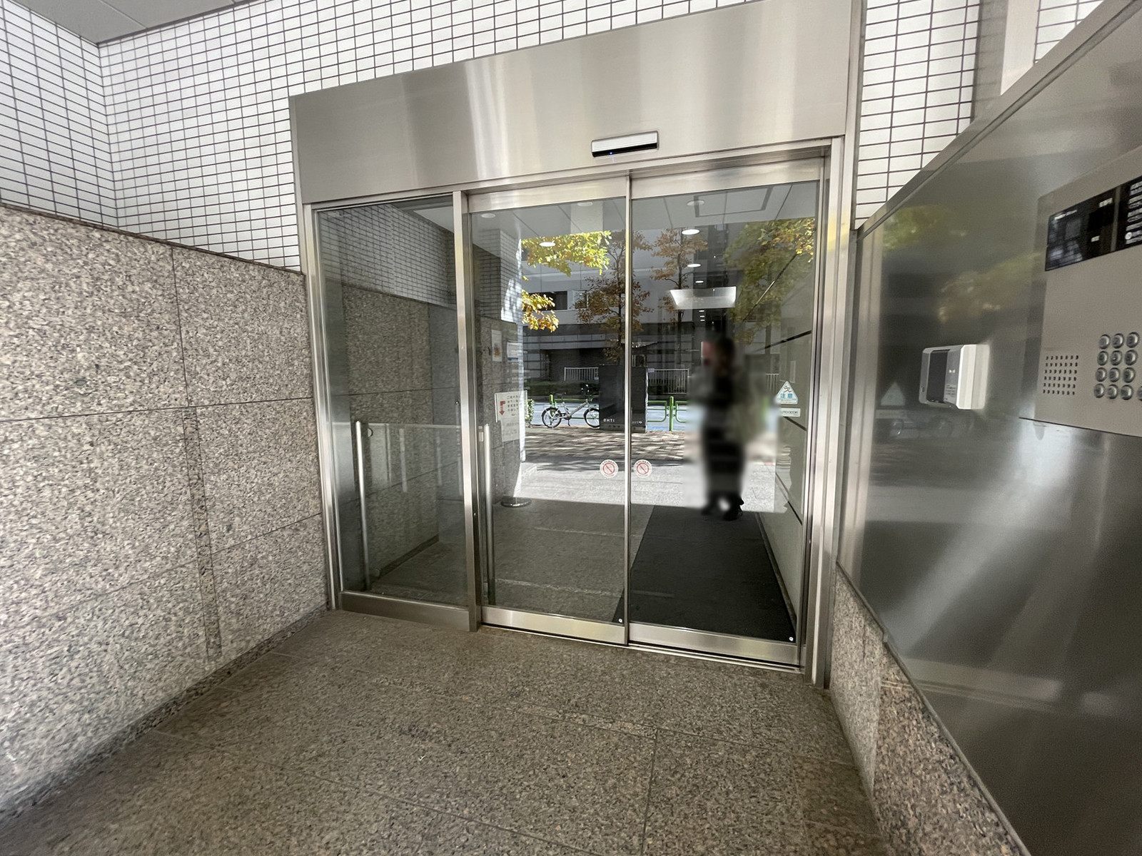 オフィスビル出入口