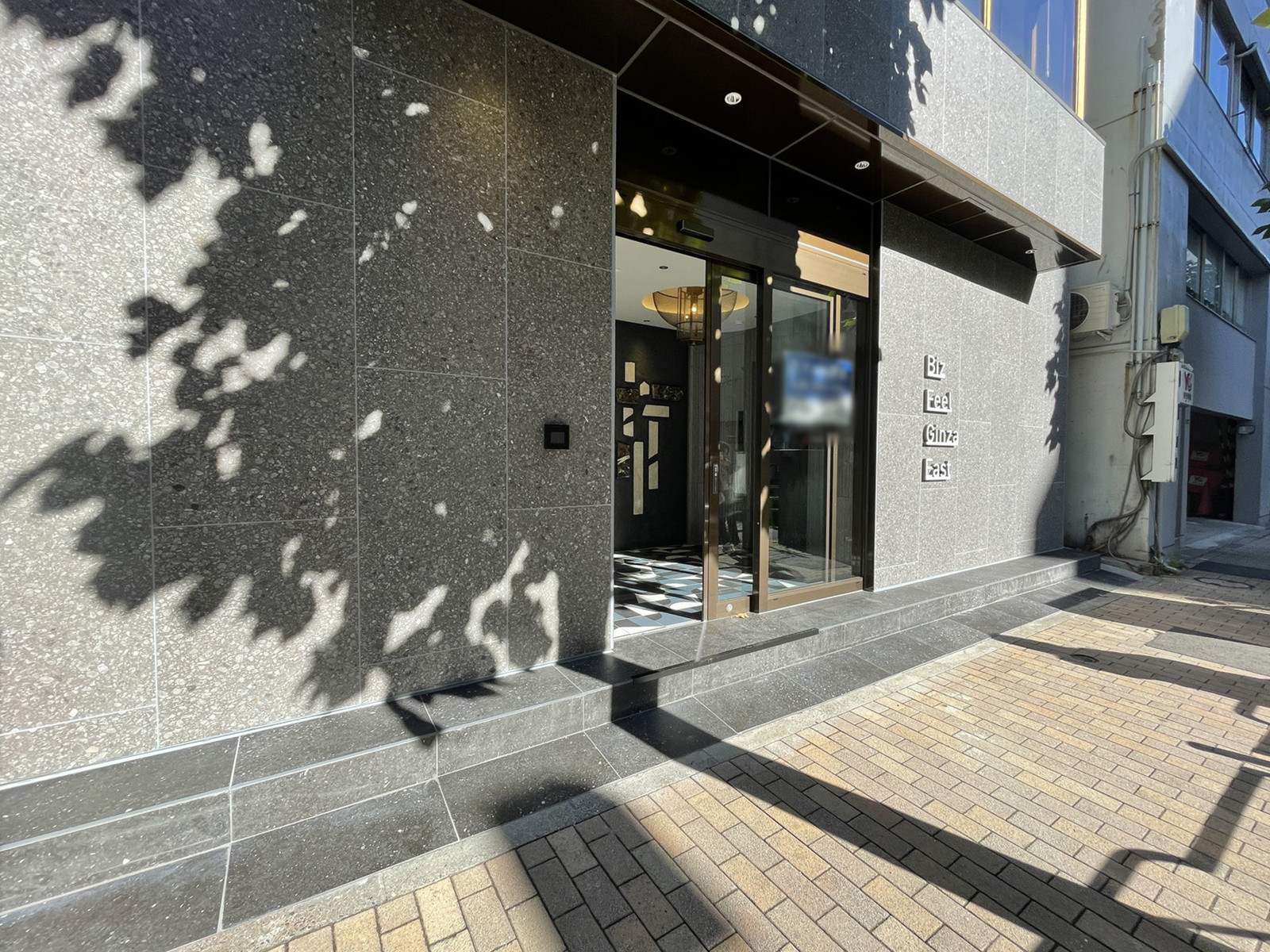 オフィスビル出入口