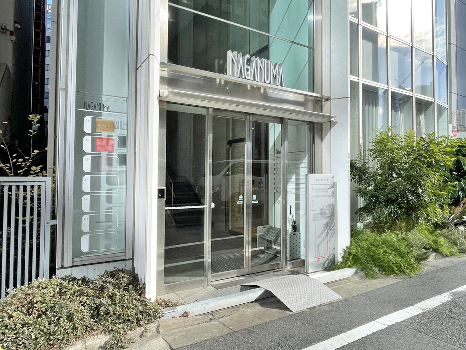 オフィスビル出入口