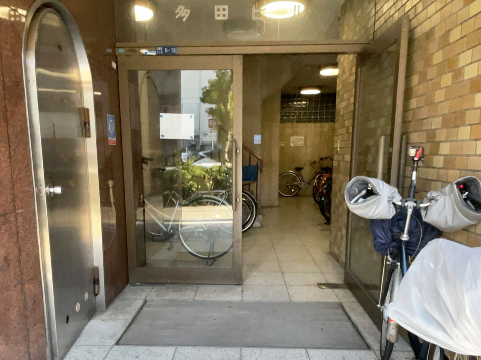 オフィスビル出入口
