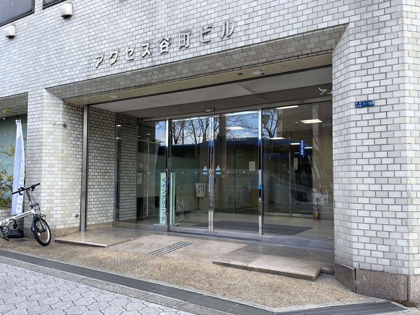 オフィスビル出入口