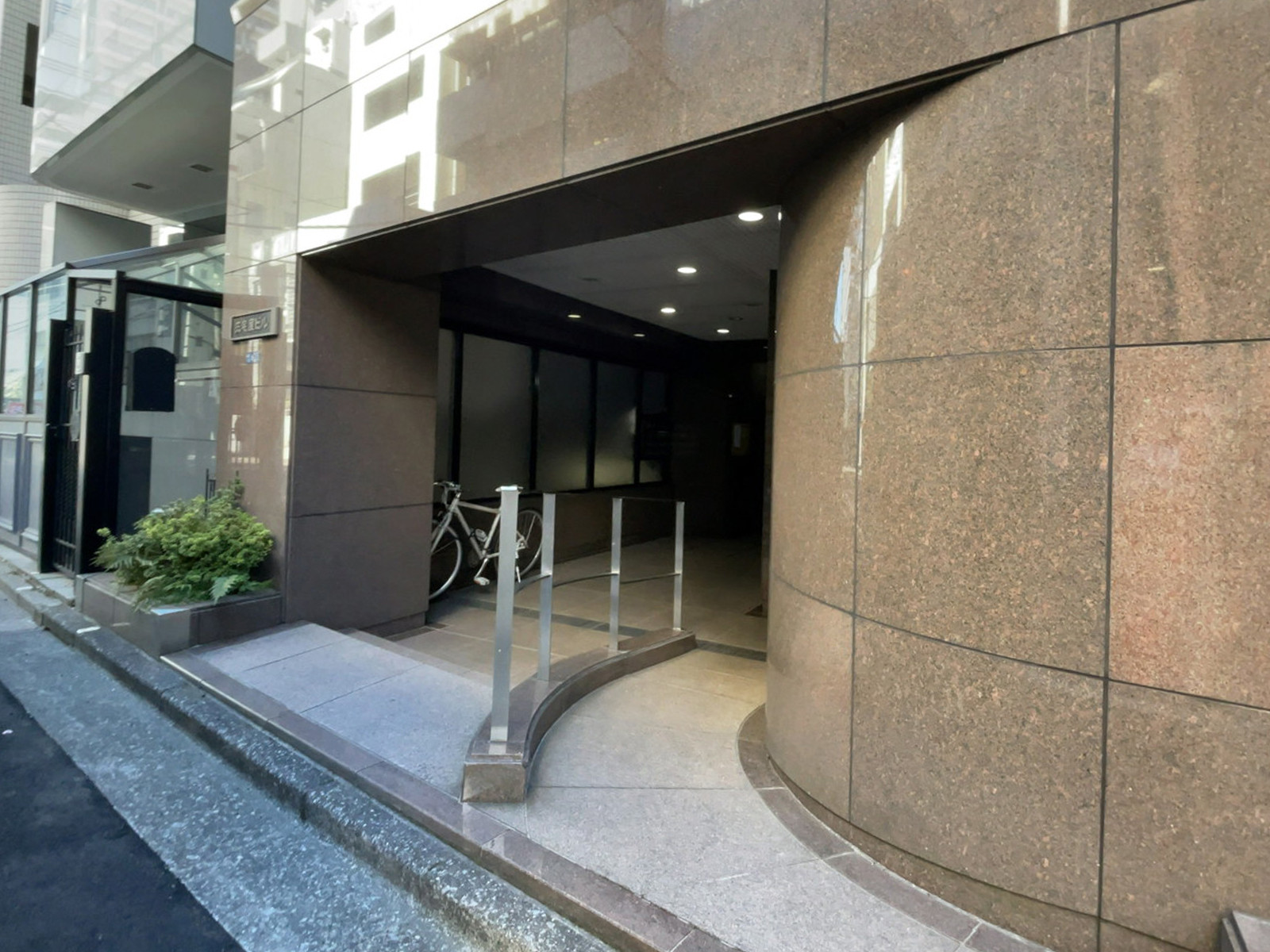 オフィスビル出入口