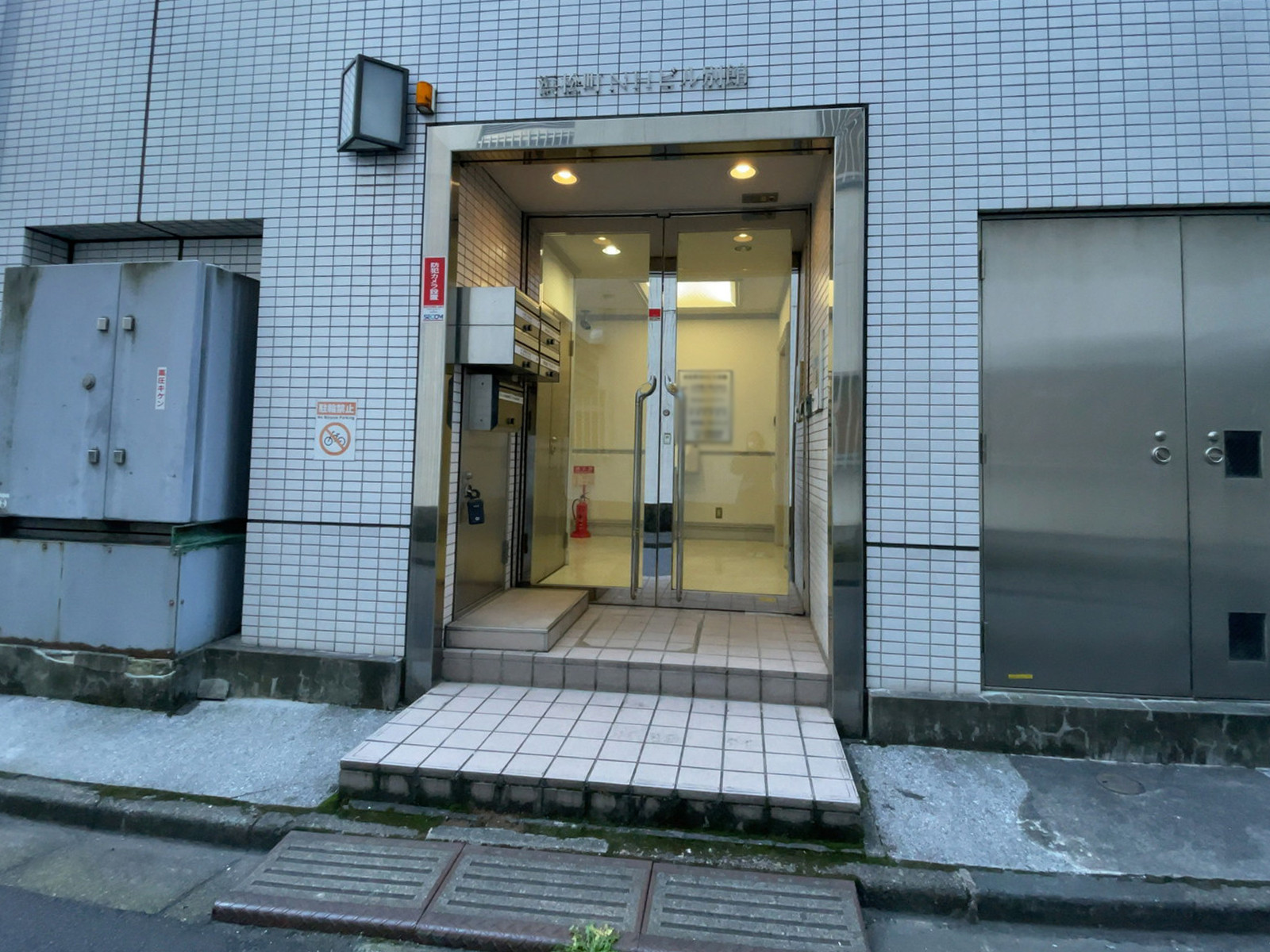 オフィスビル出入口