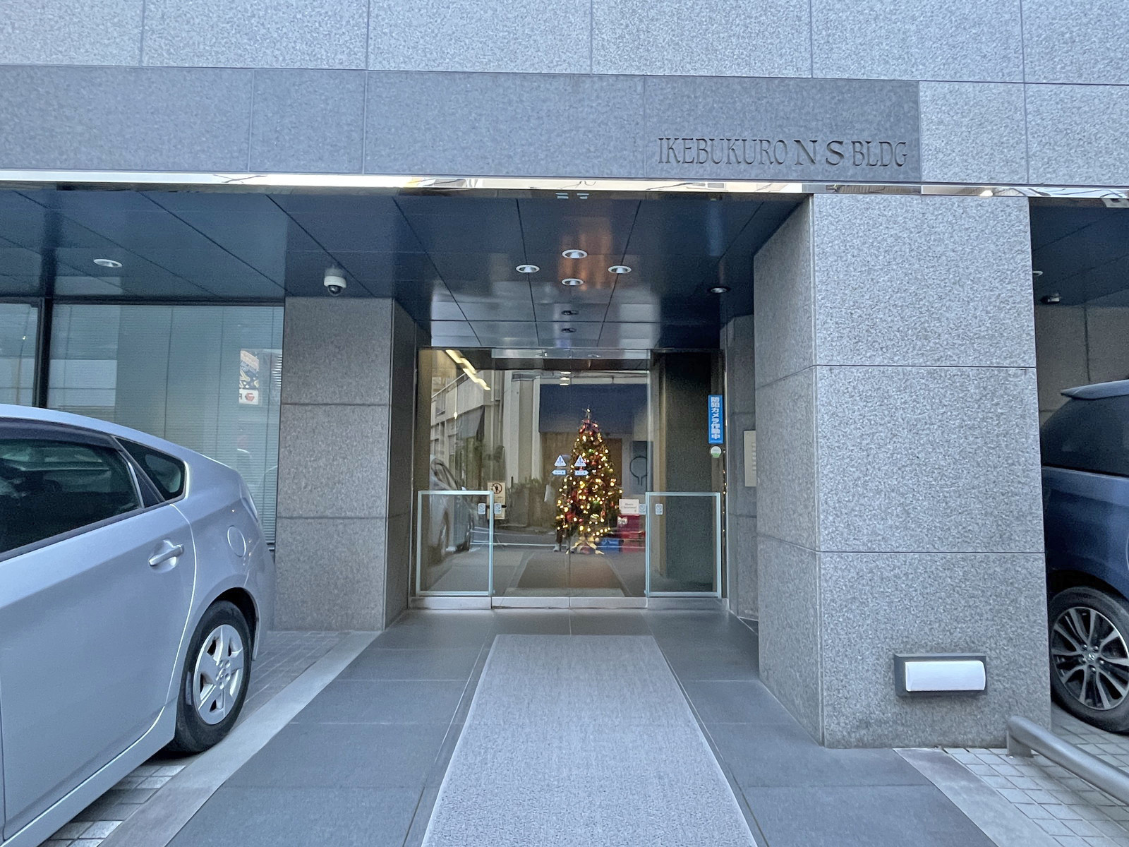 オフィスビル出入口