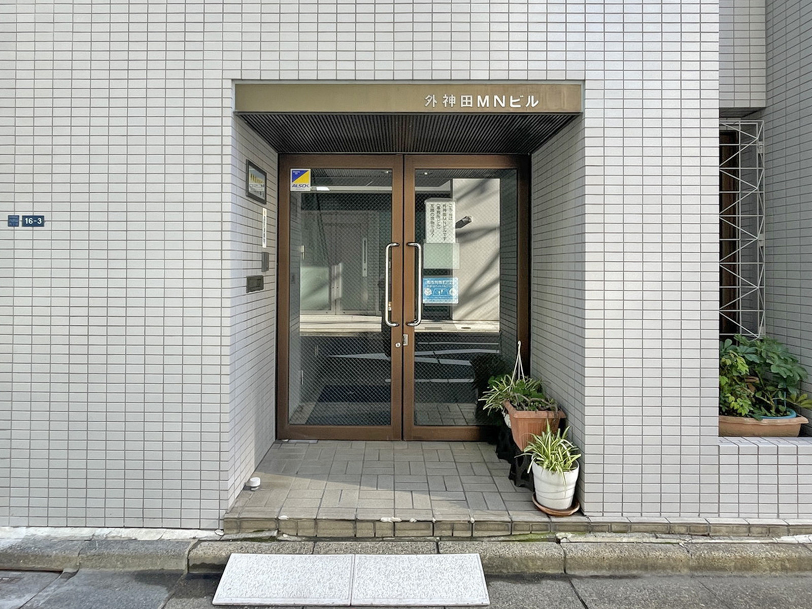 オフィスビル出入口
