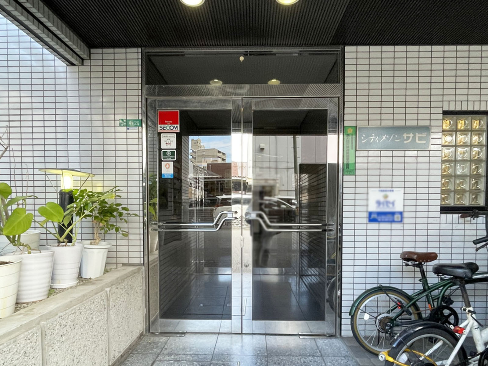 オフィスビル出入口