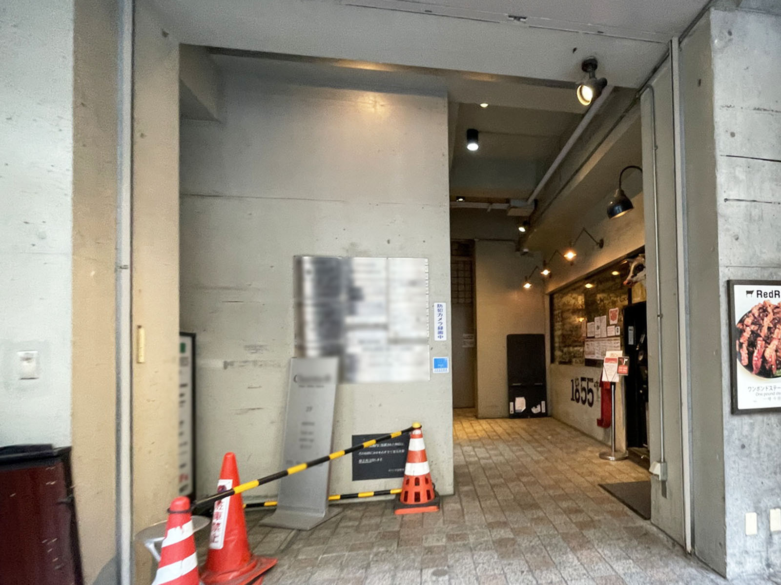 オフィスビル出入口