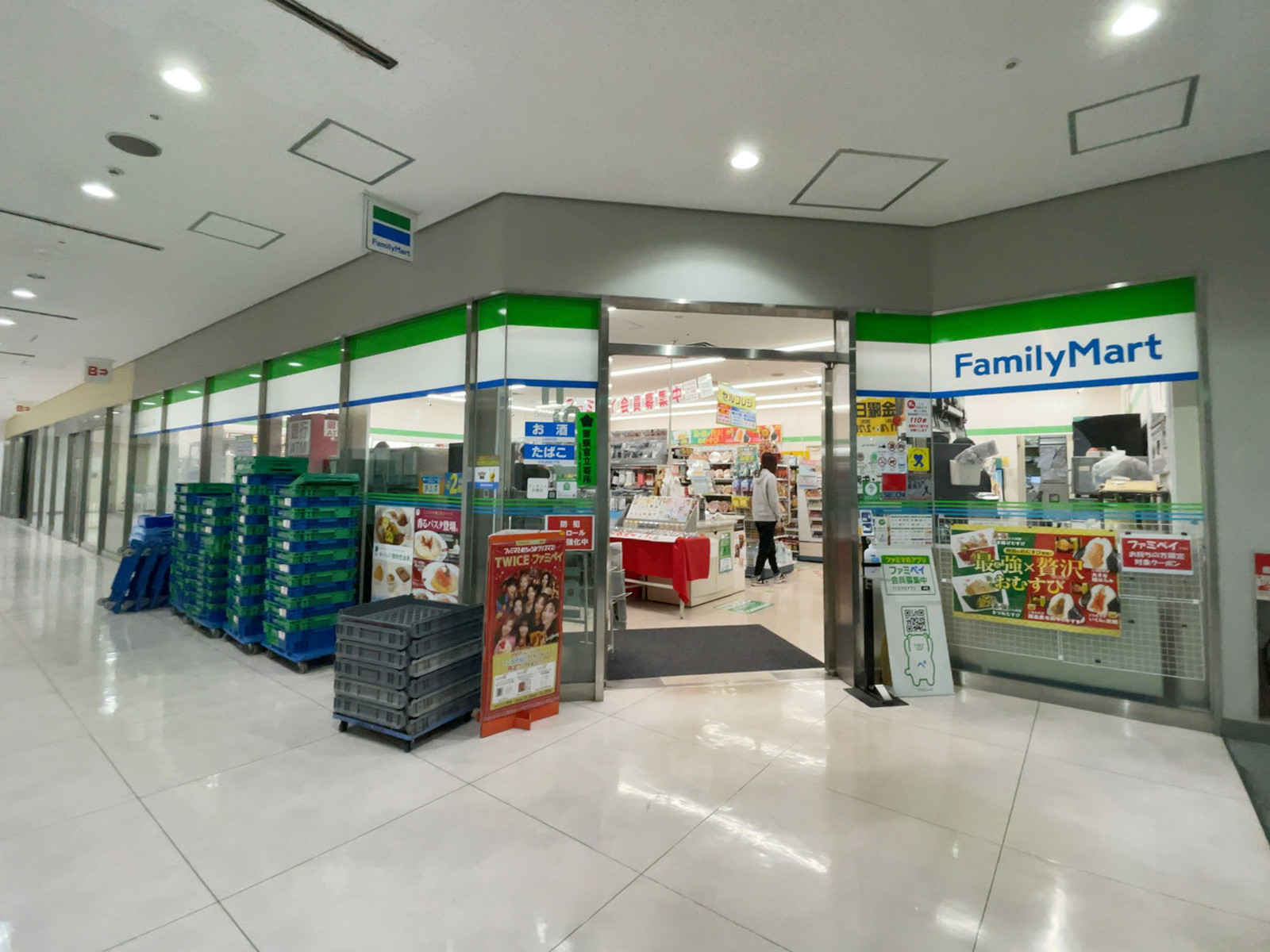 1階のファミリーマート テレコムセンター店