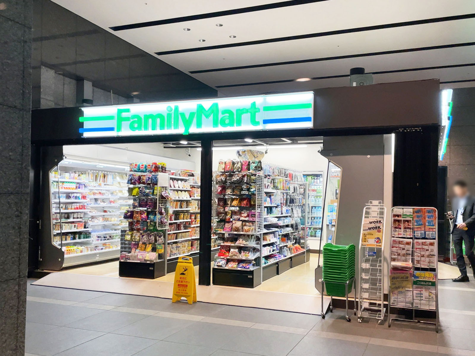 地下1階のファミリーマート マルイト難波ビル店