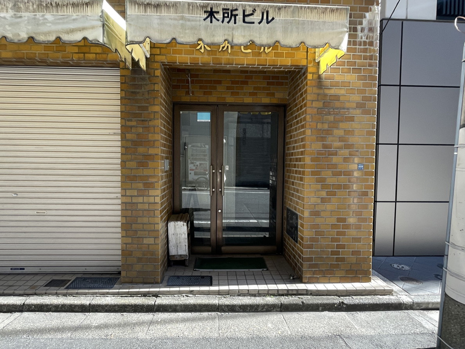 オフィスビル出入口