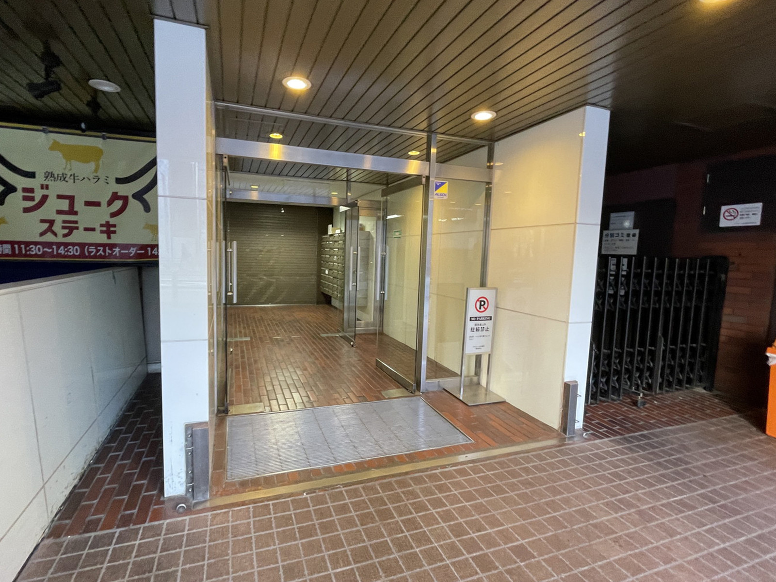 オフィスビル出入口