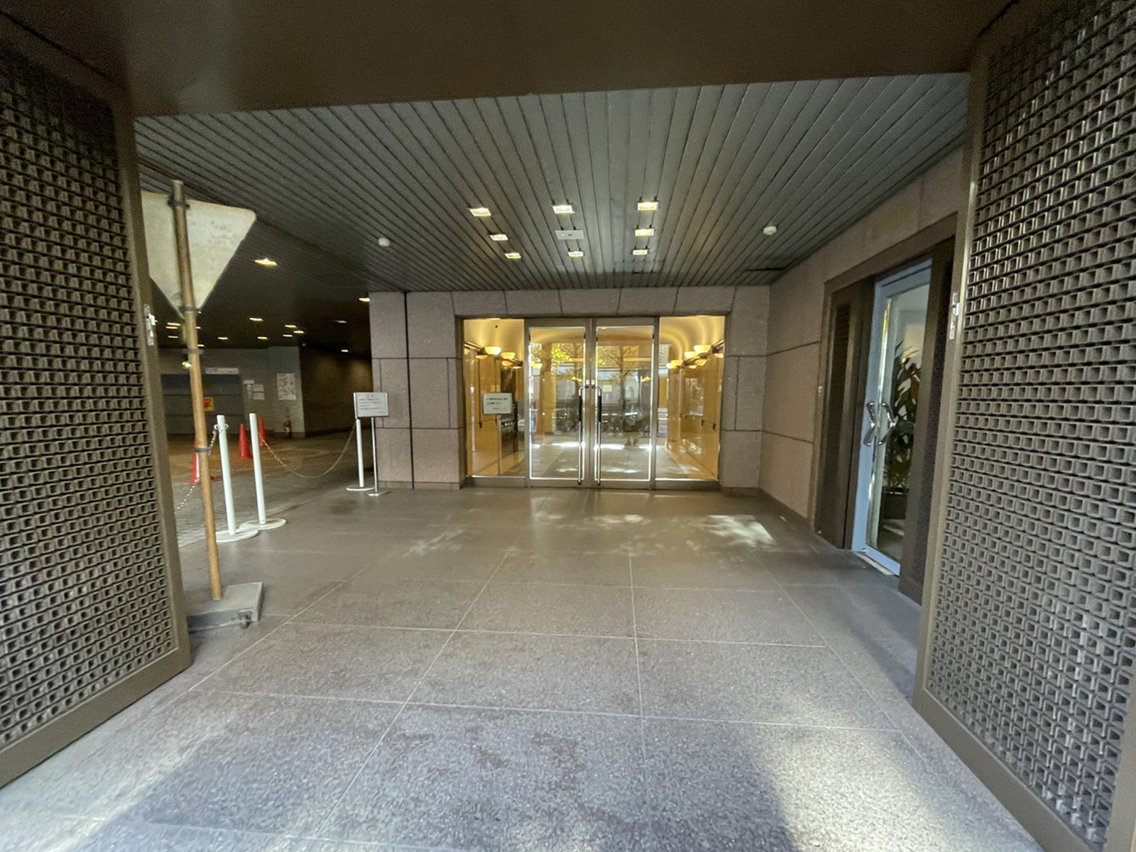 オフィスビル出入口