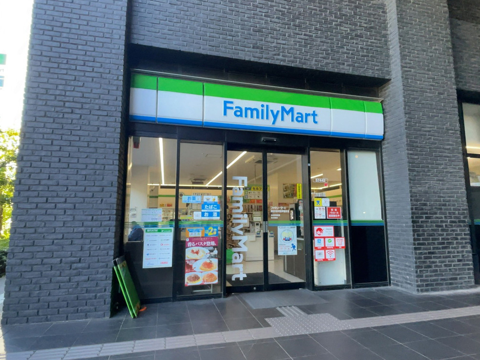 1階のファミリーマート 東京湾岸警察署前店