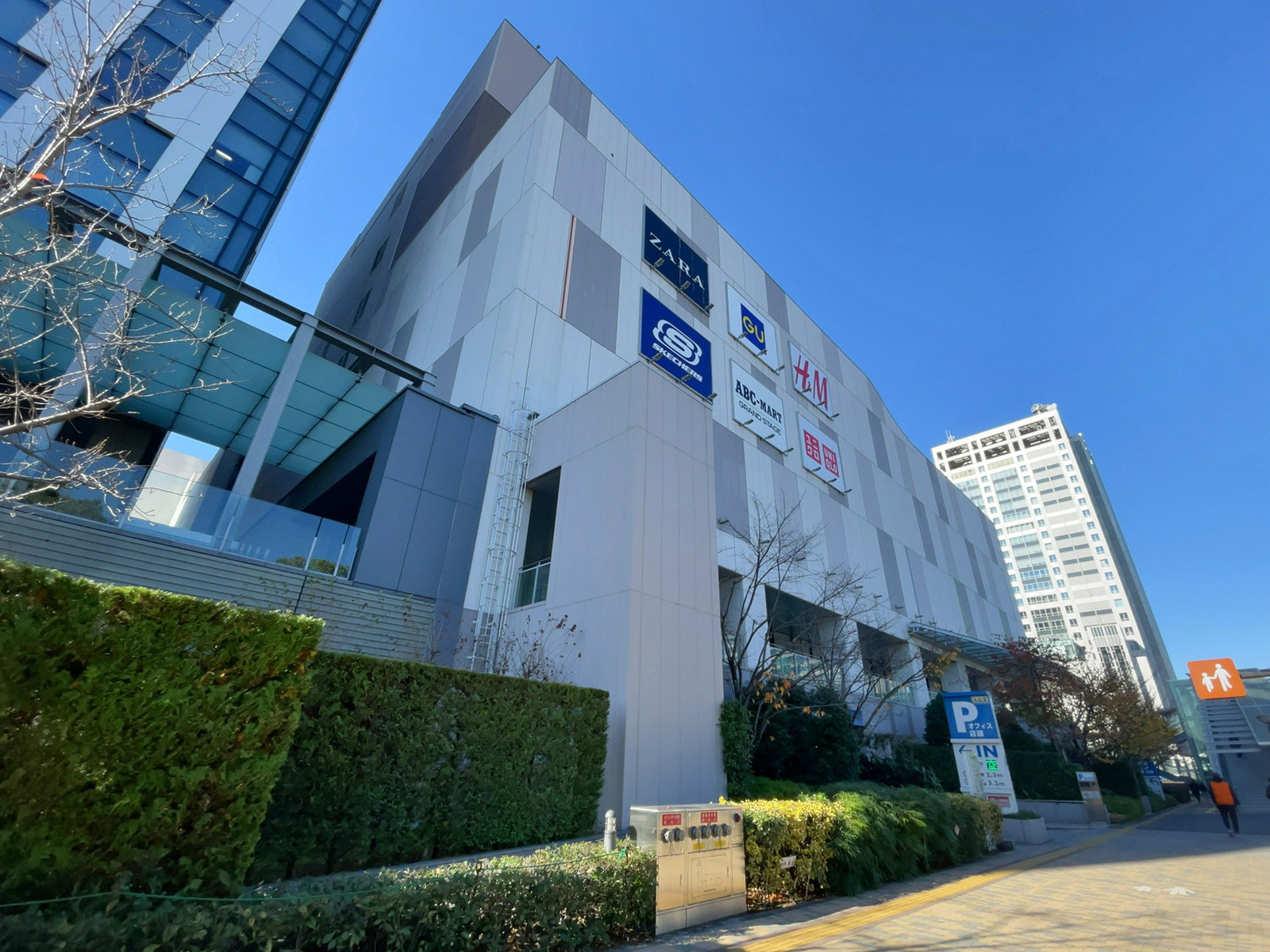 併設するダイバーシティ東京プラザ