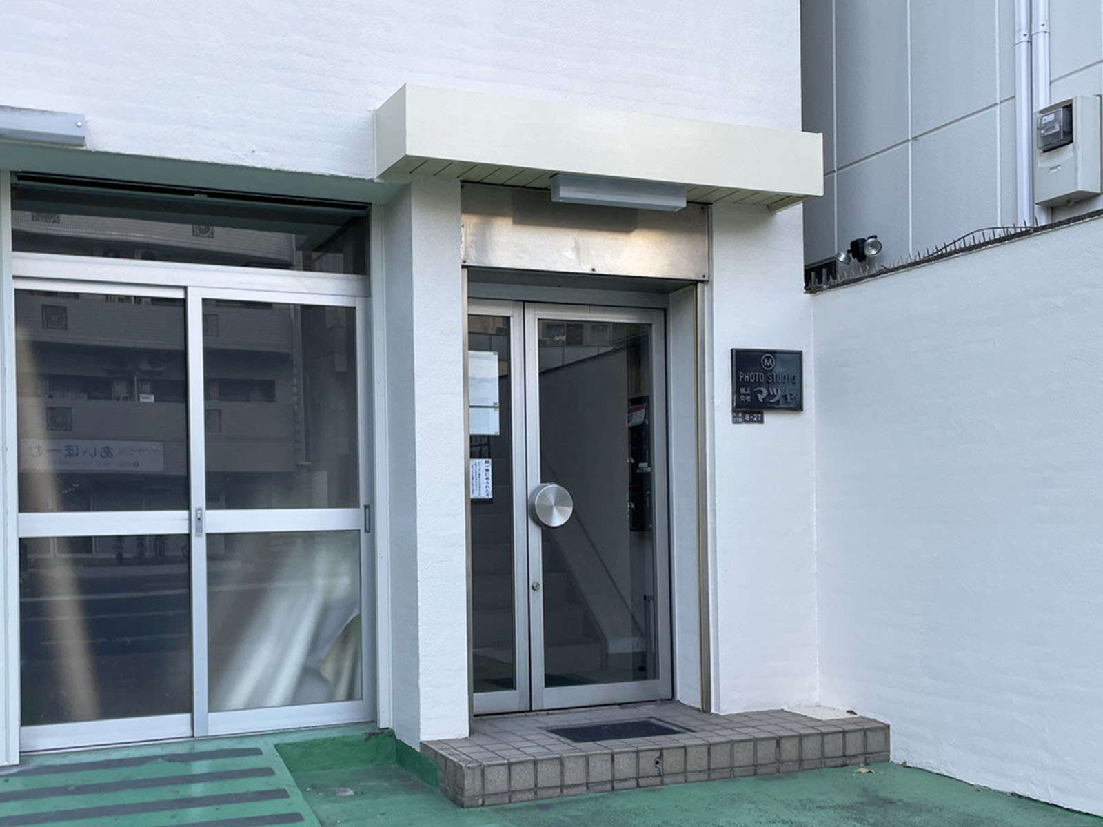 オフィスビル出入口