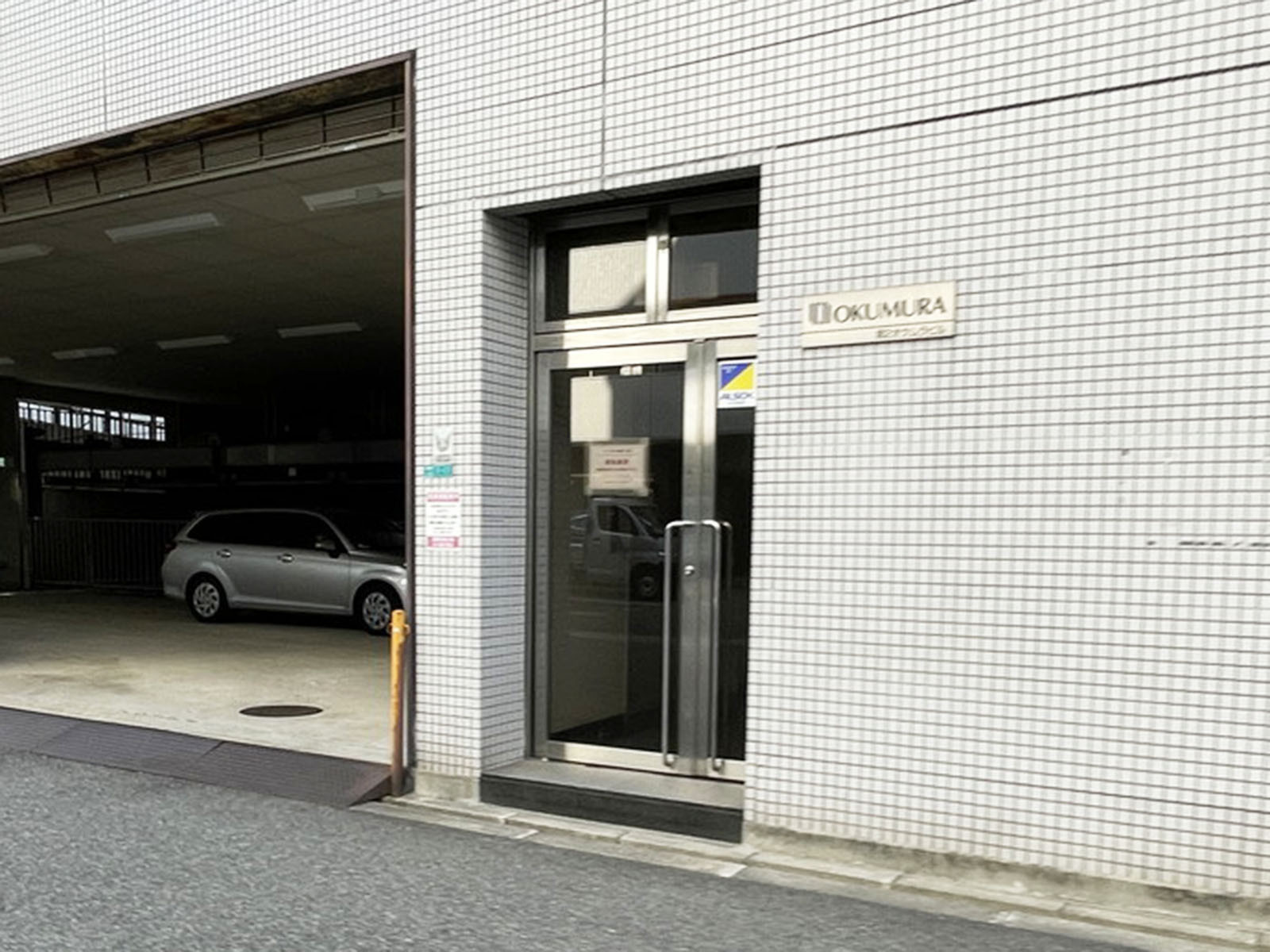 オフィスビル出入口