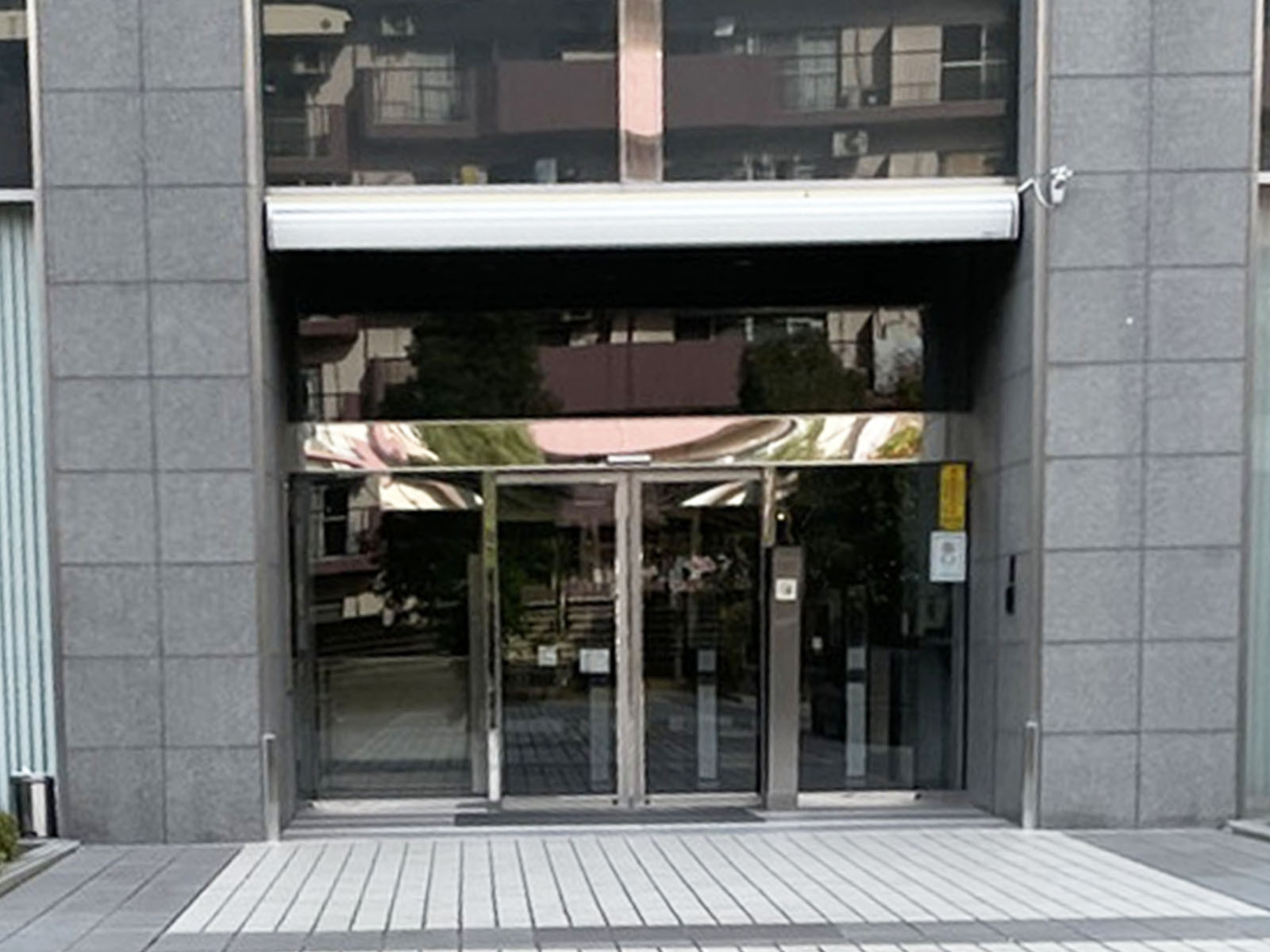 オフィスビル出入口