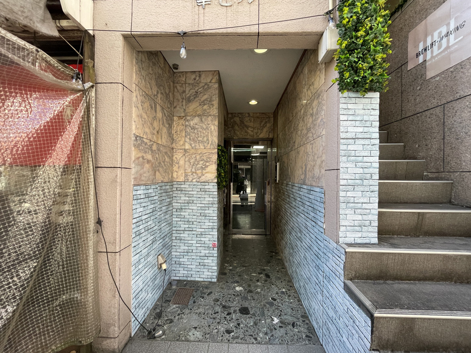 オフィスビル出入口