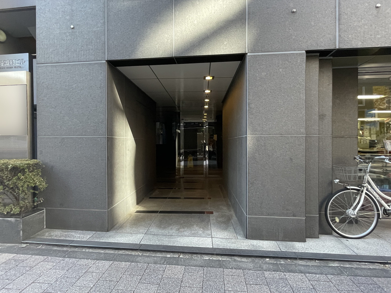 オフィスビル出入口