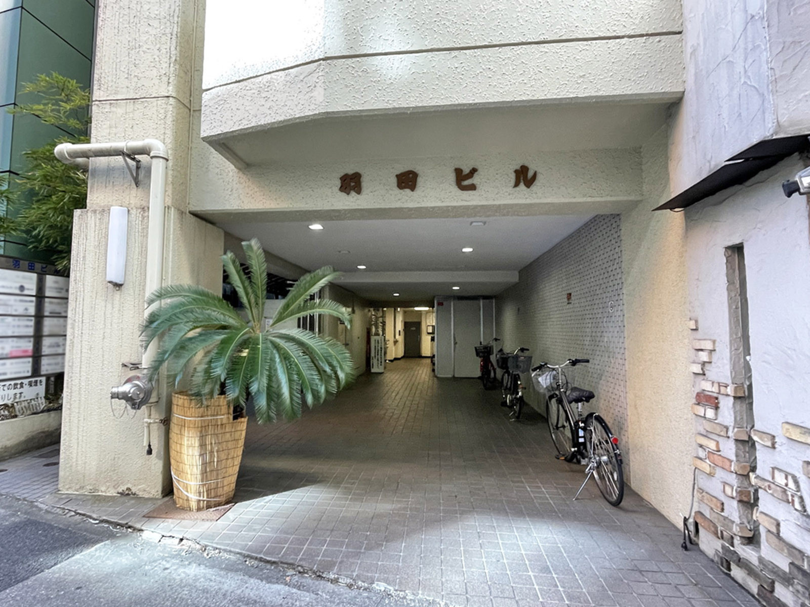オフィスビル出入口