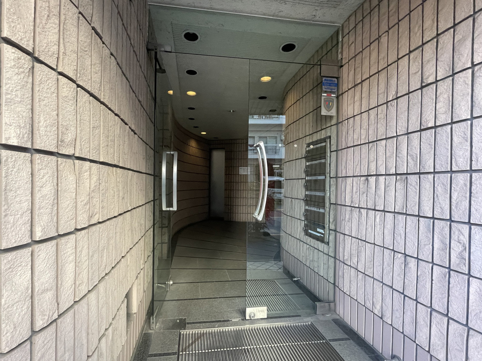 オフィスビル出入口