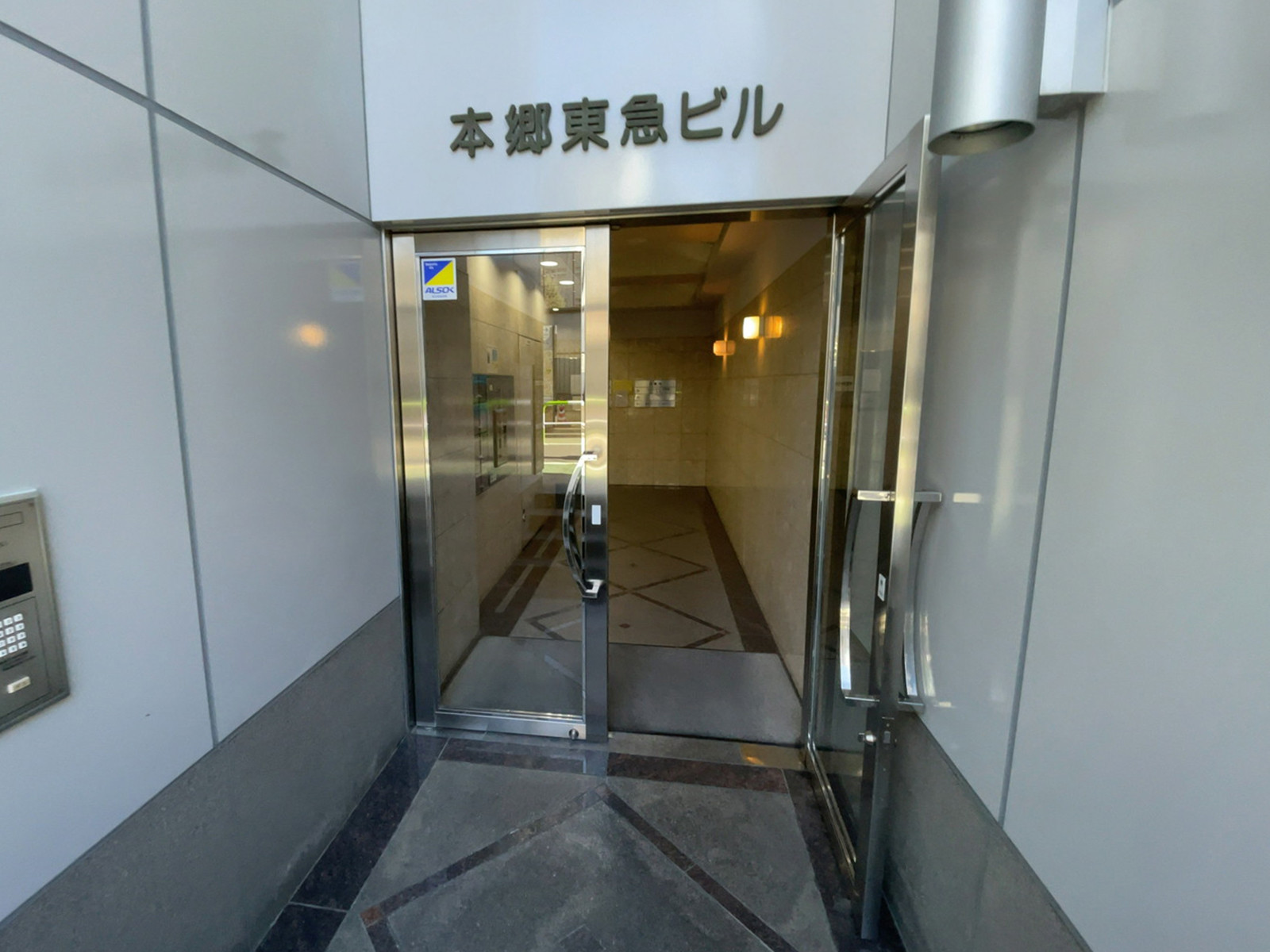 オフィスビル出入口