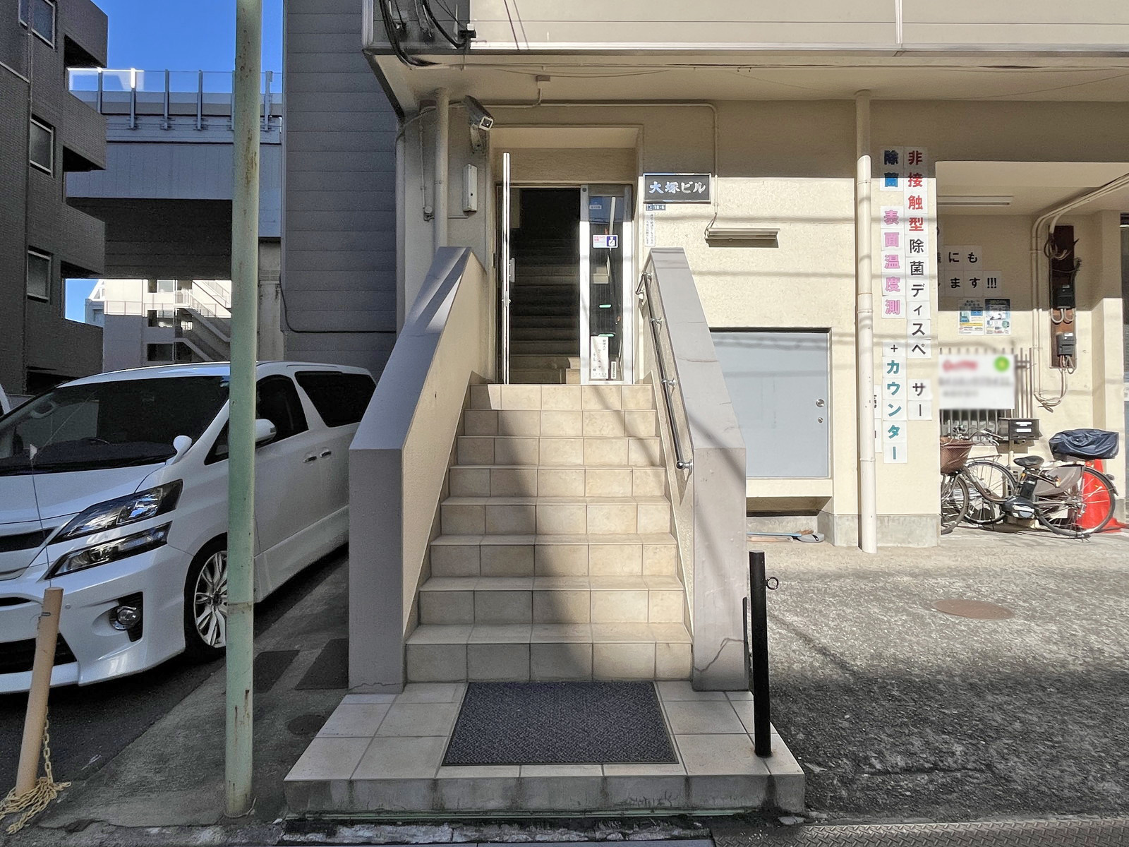 オフィスビル出入口