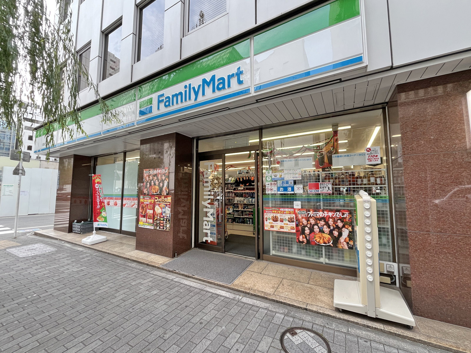 1階のファミリーマート銀座七丁目店