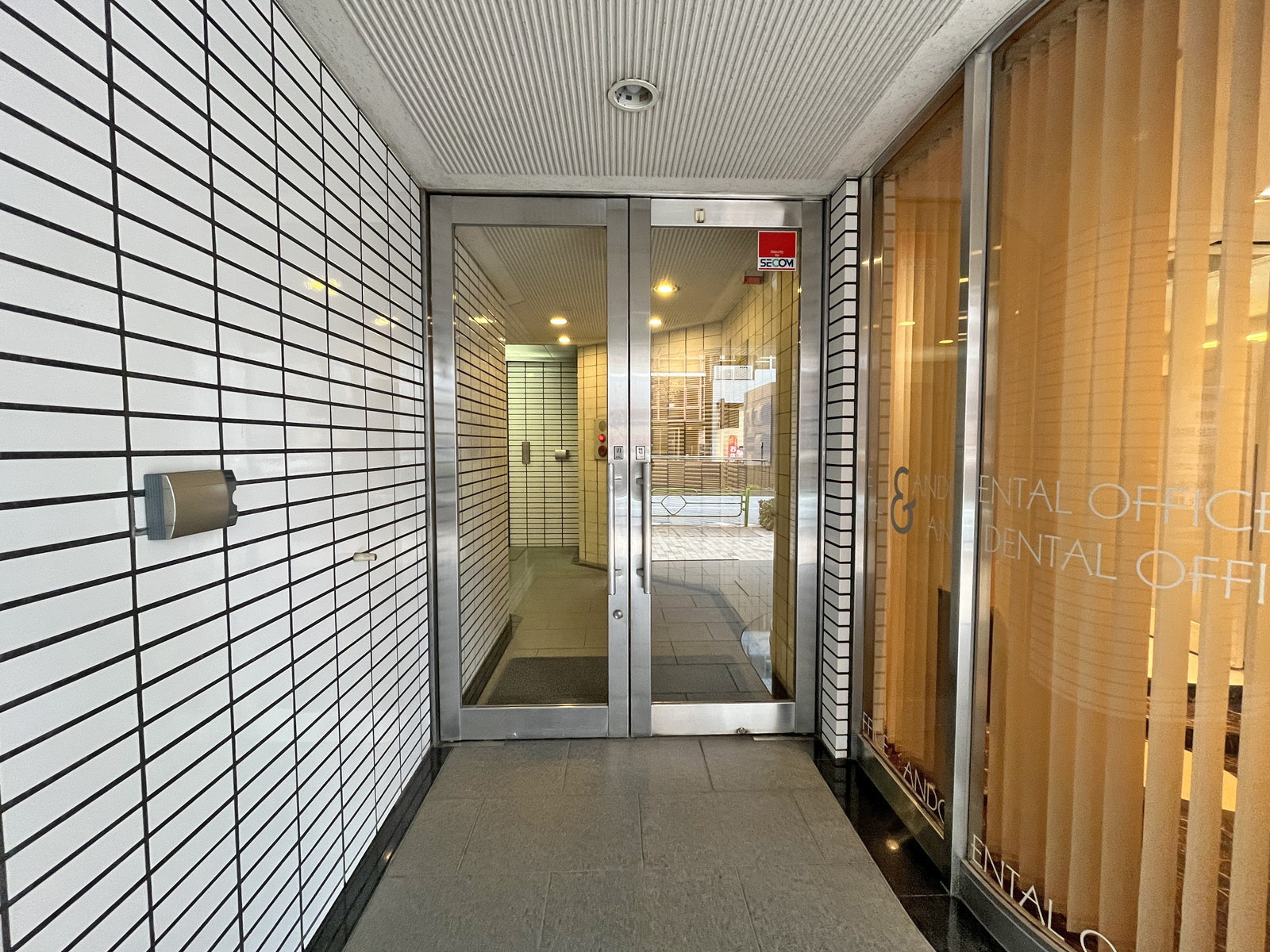 オフィスビル出入口