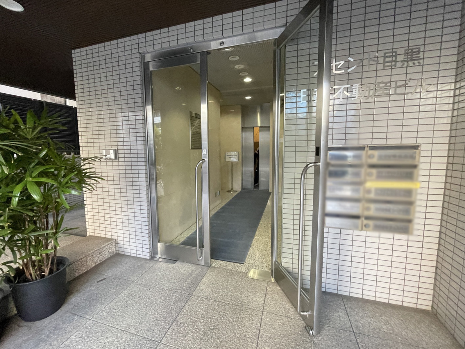 オフィスビル出入口