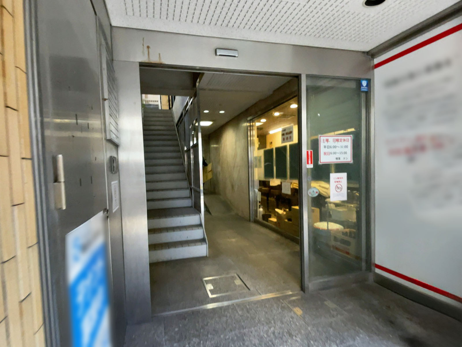 オフィスビル出入口