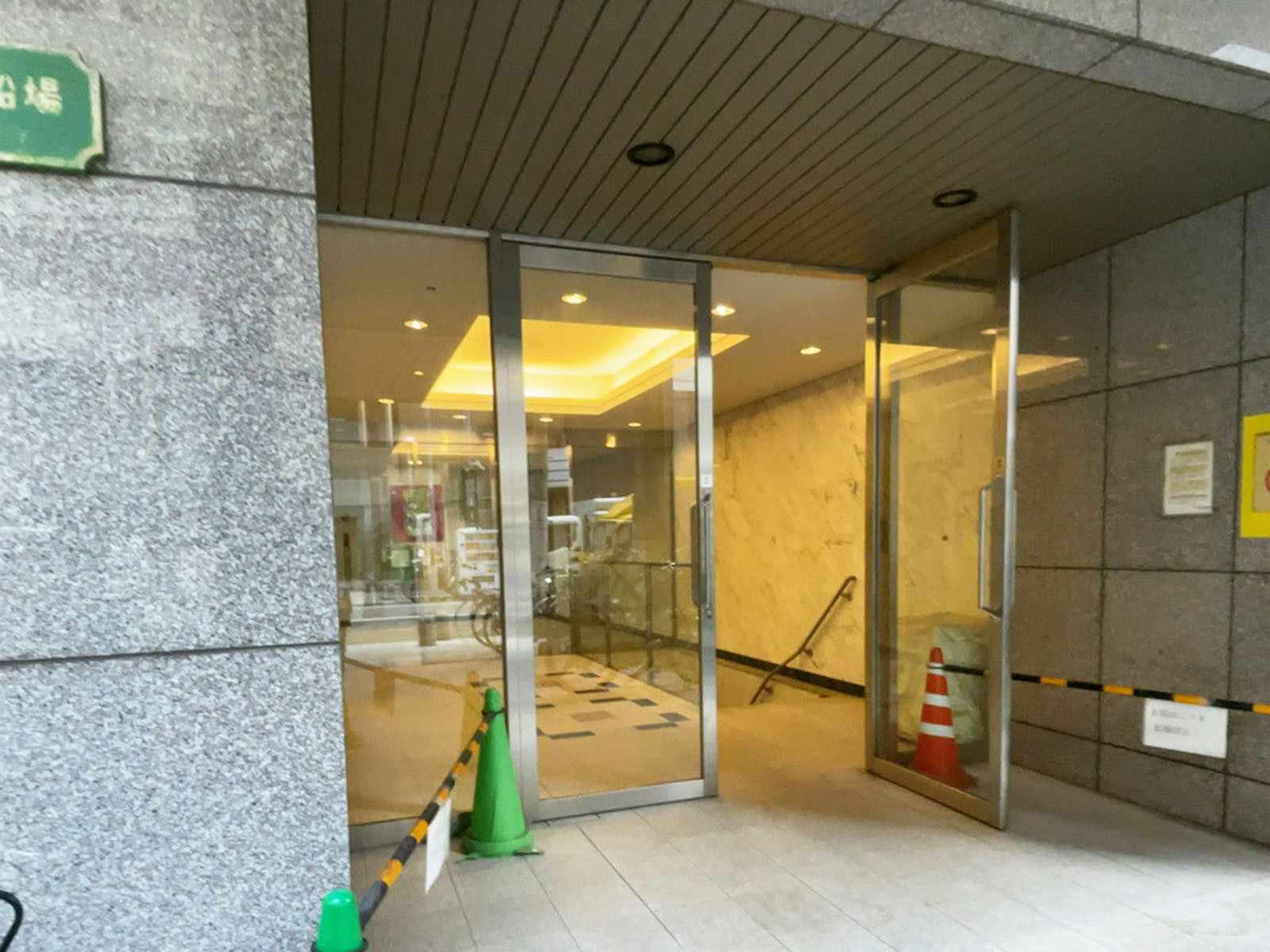 オフィスビル出入口