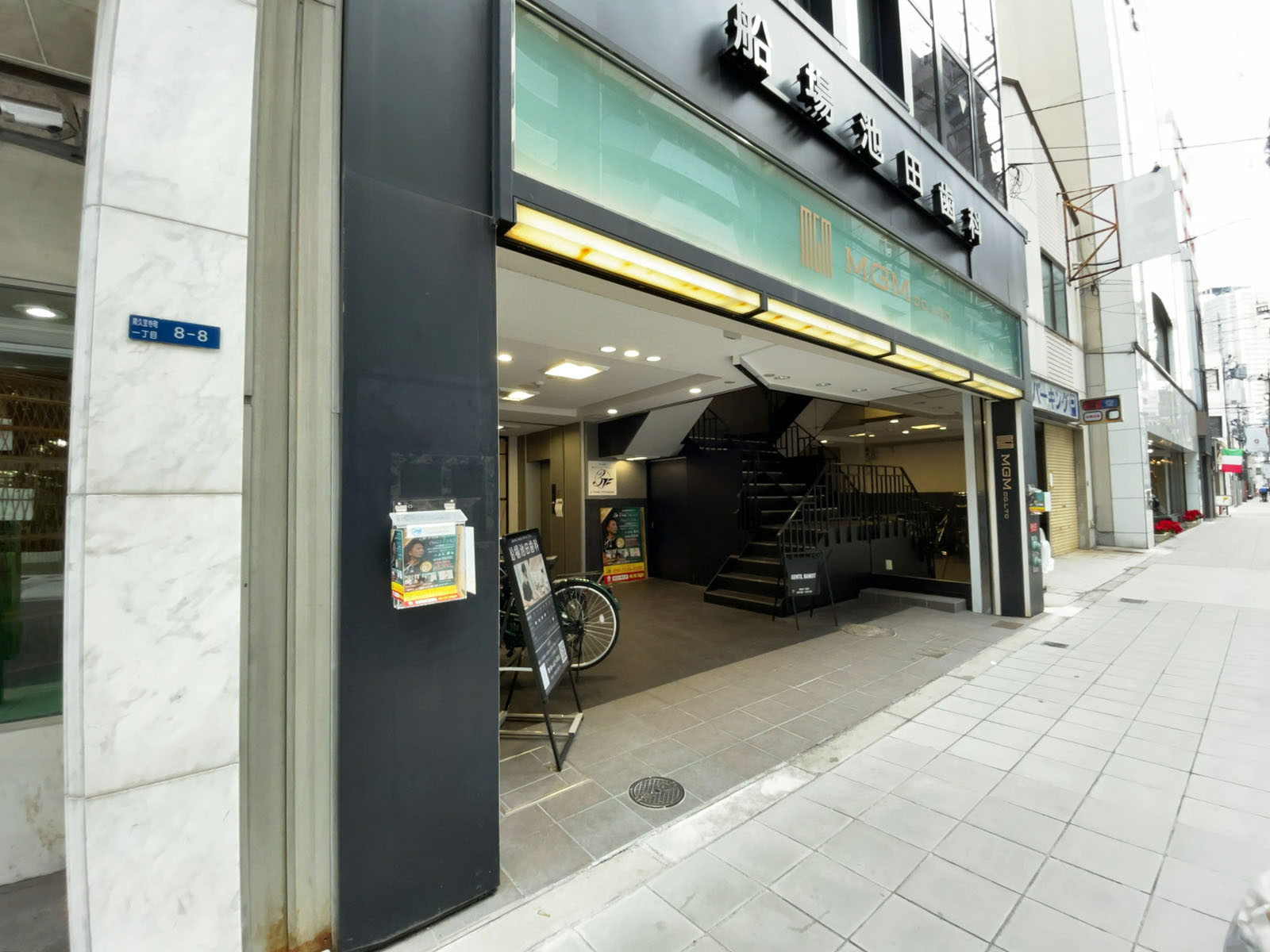 オフィスビル出入口