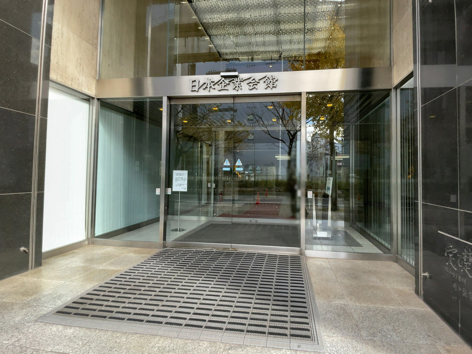 オフィスビル出入口