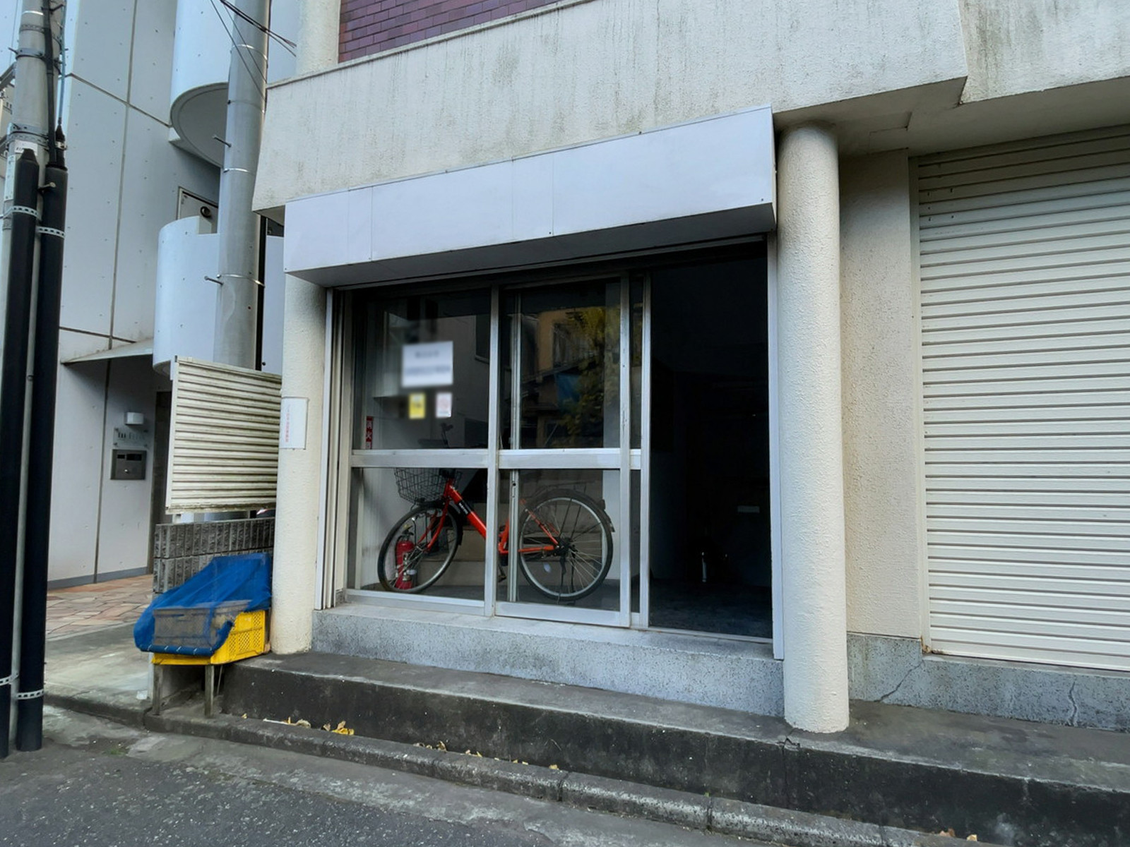オフィスビル出入口