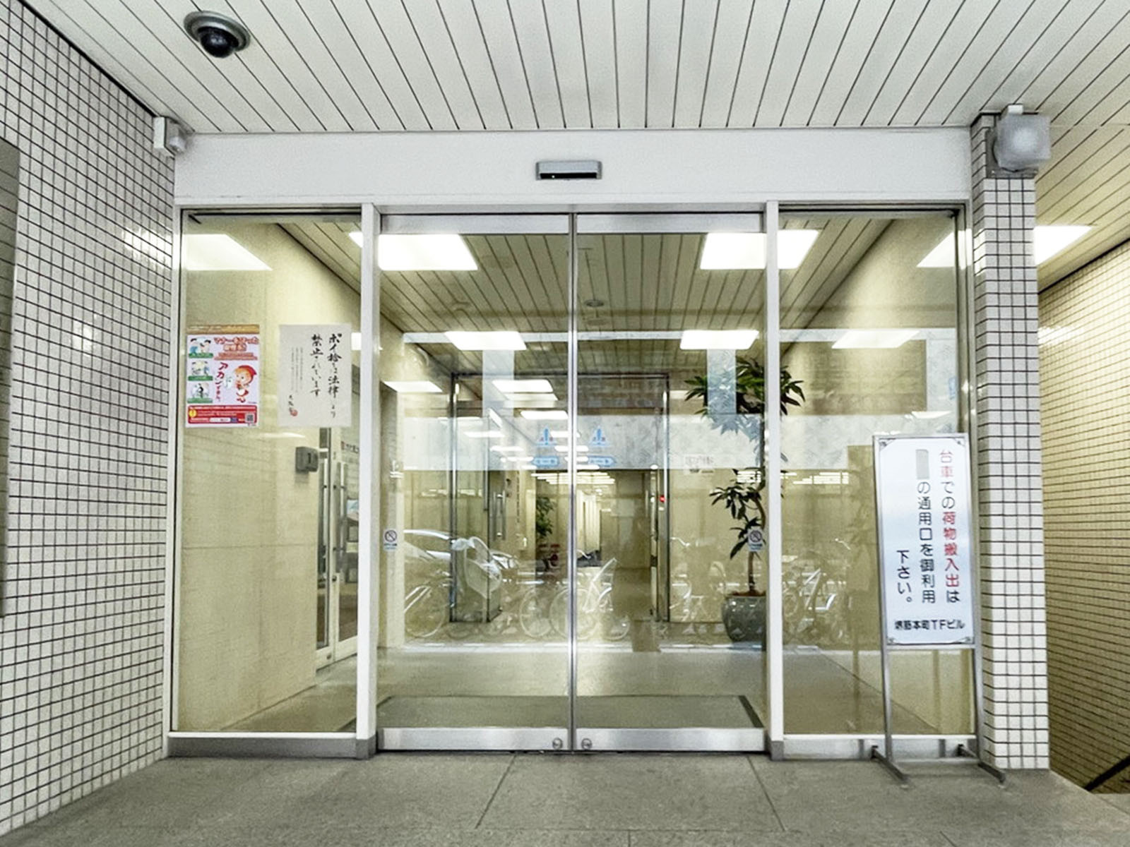オフィスビル出入口