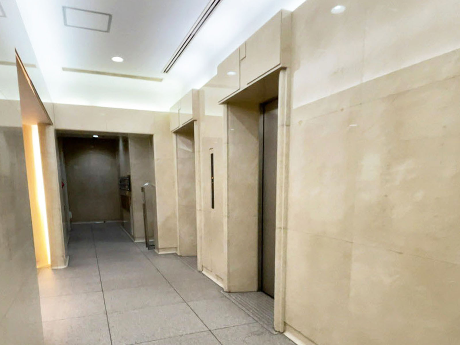エレベーター（2基）
