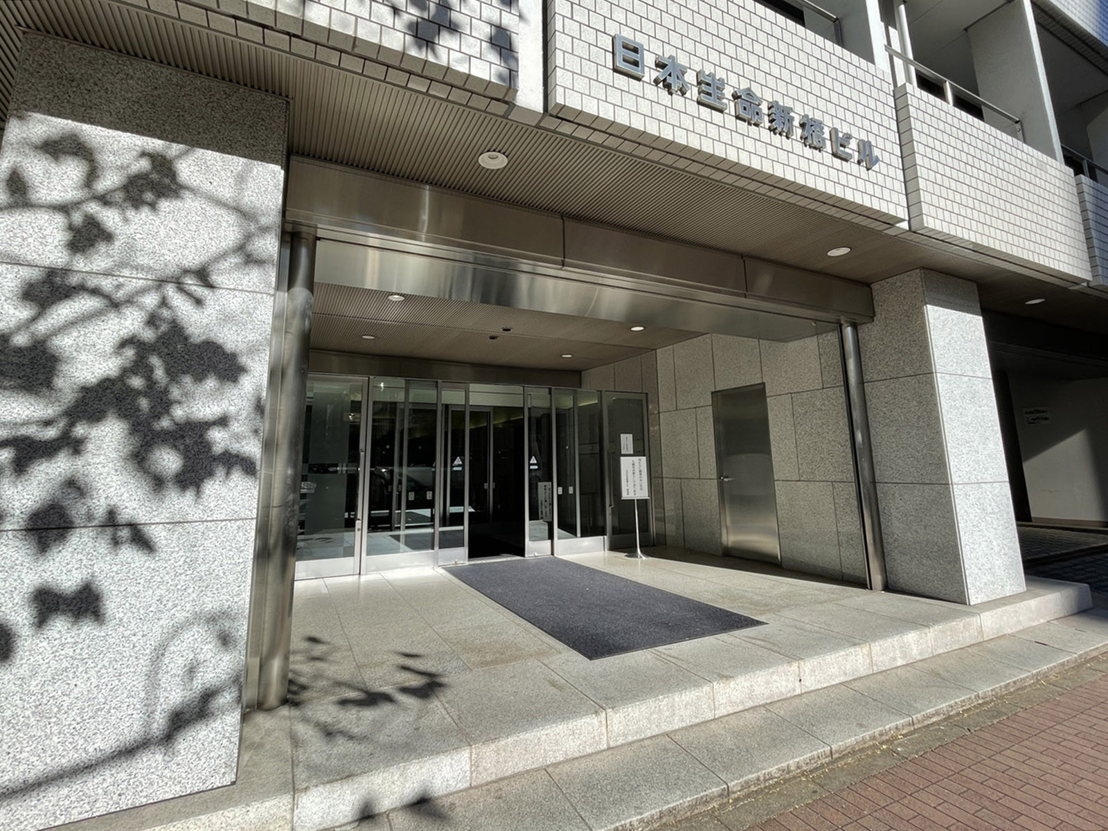 オフィスビル出入口