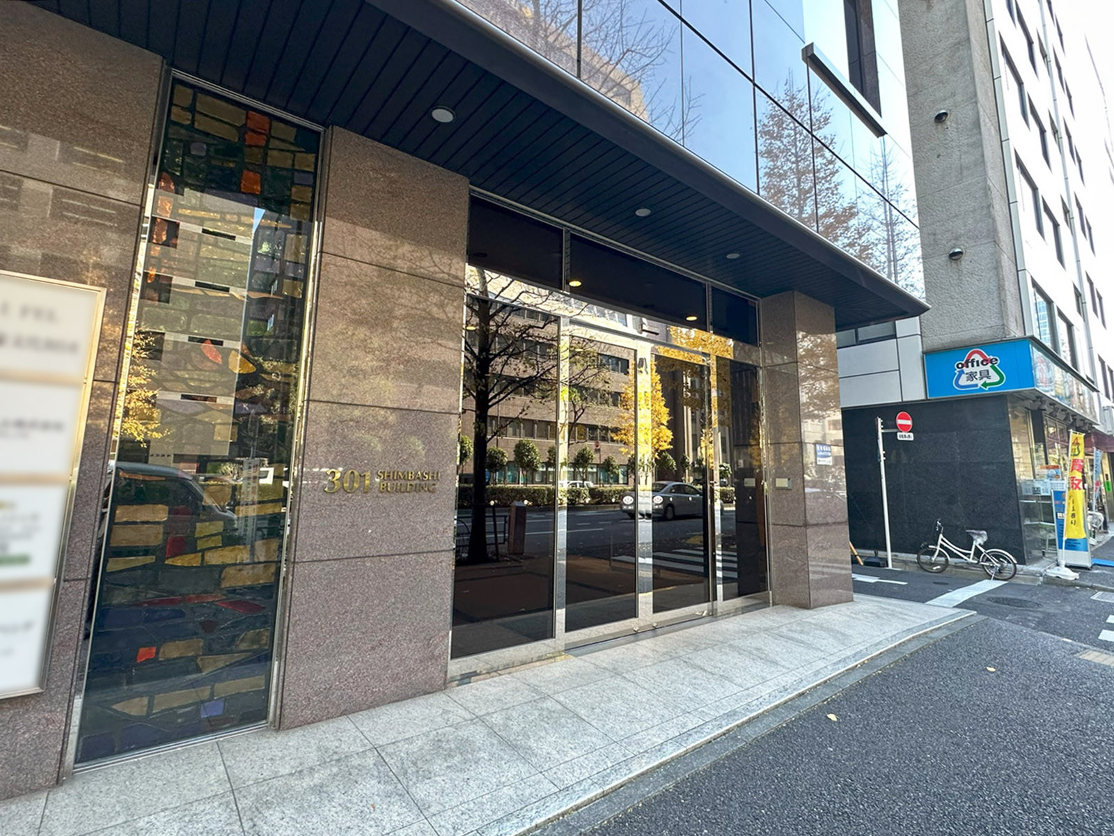 オフィスビル出入口