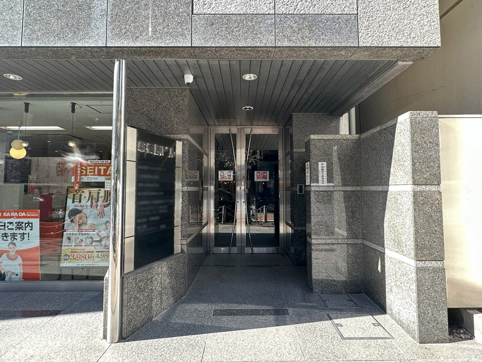 オフィスビル出入口