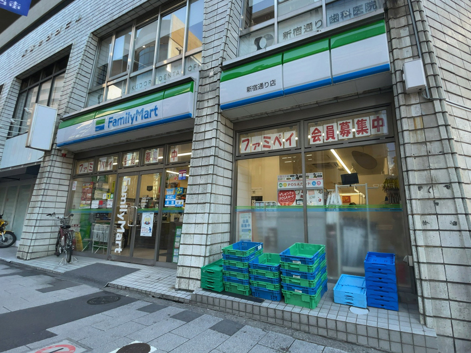 1階のファミリーマート 新宿通り店