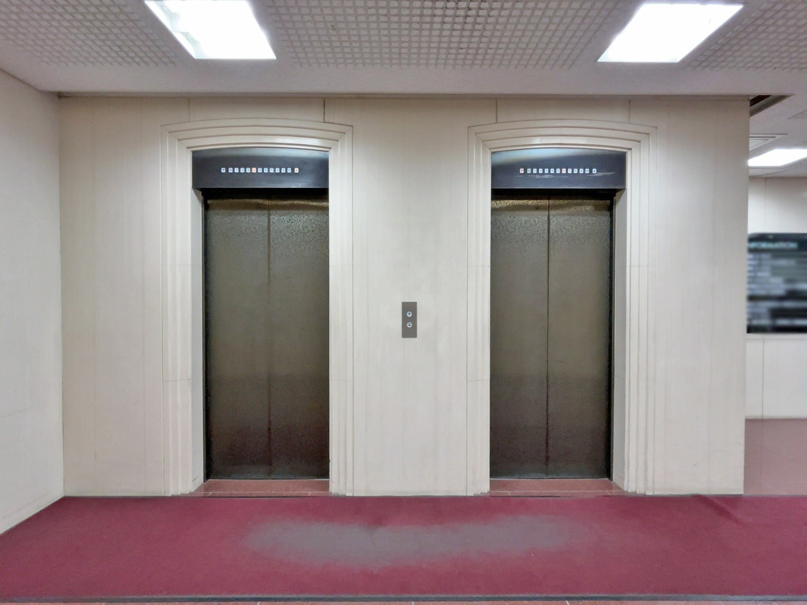エレベーター（2基）