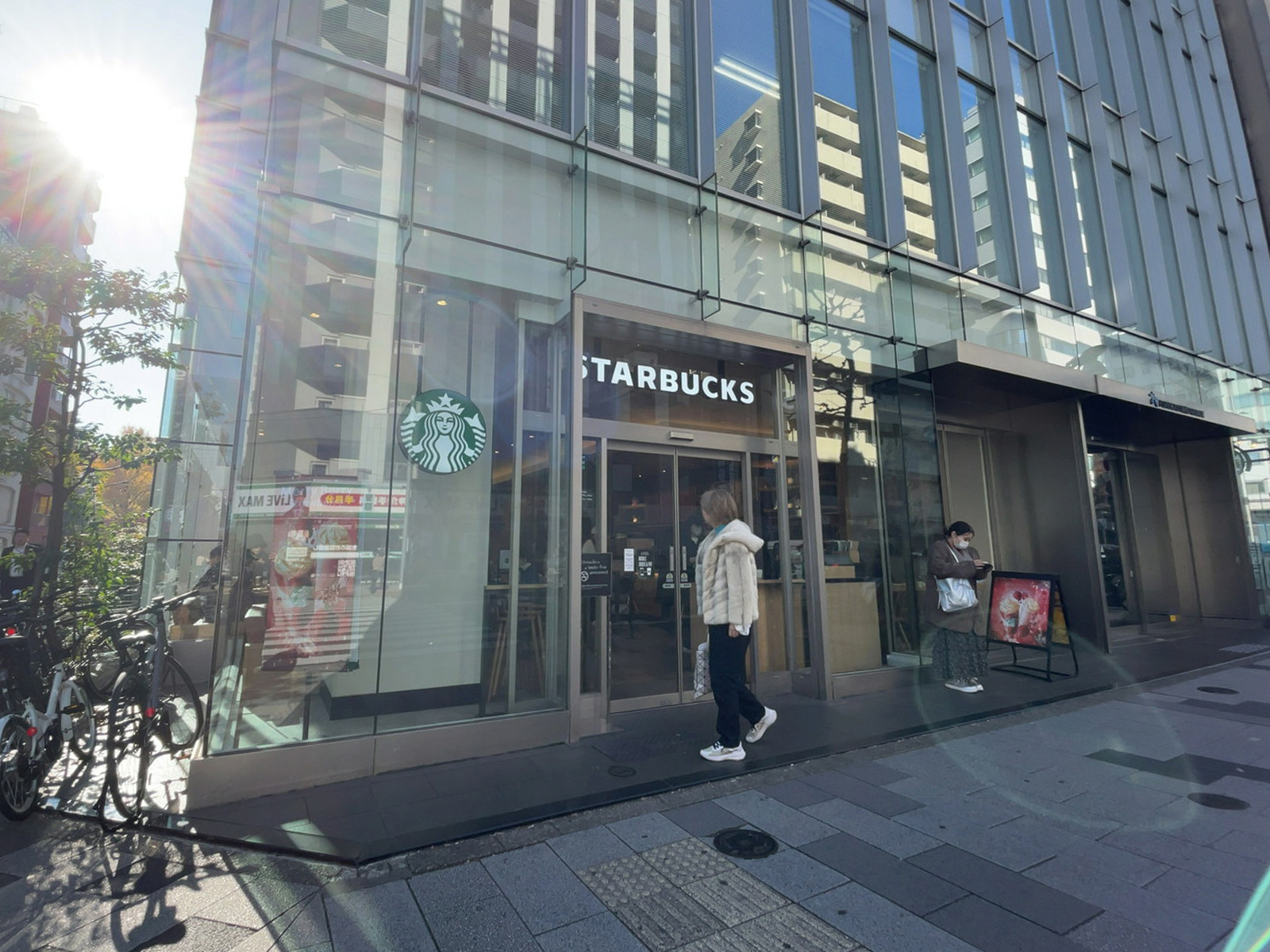 1階のスターバックス コーヒー 新宿2丁目店