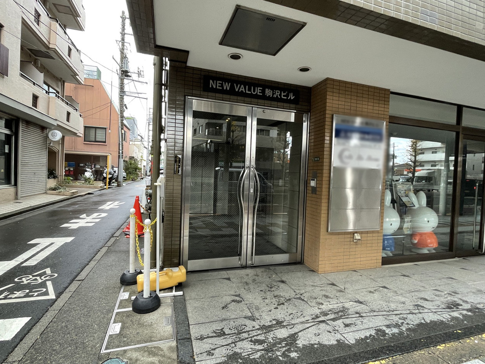 オフィスビル出入口