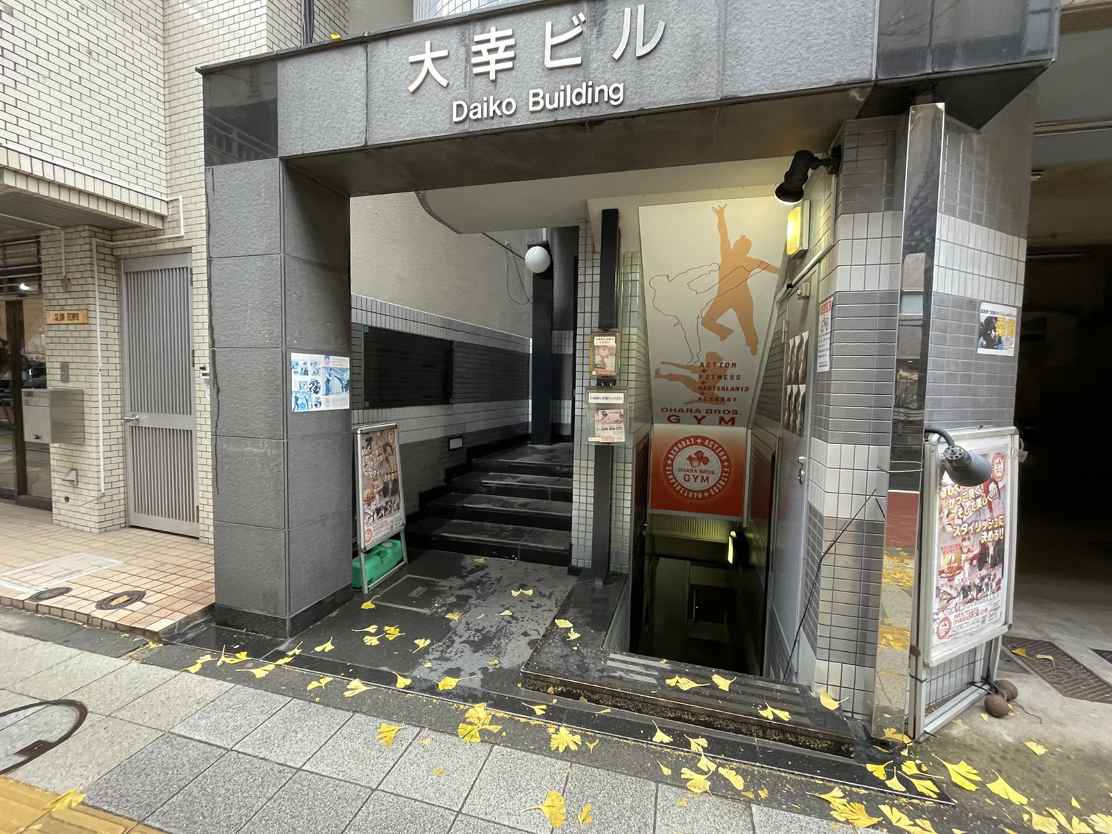 オフィスビル出入口